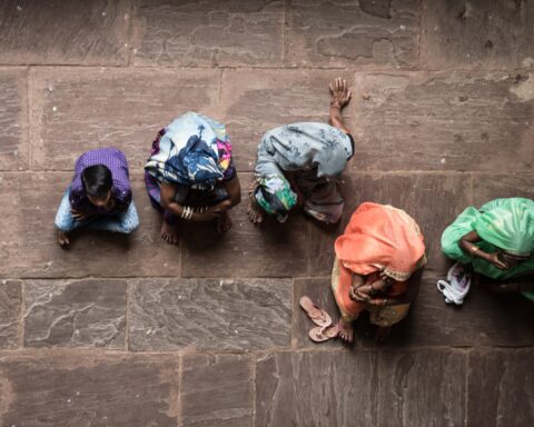 एक स्त्री पर कीजिए विश्वास