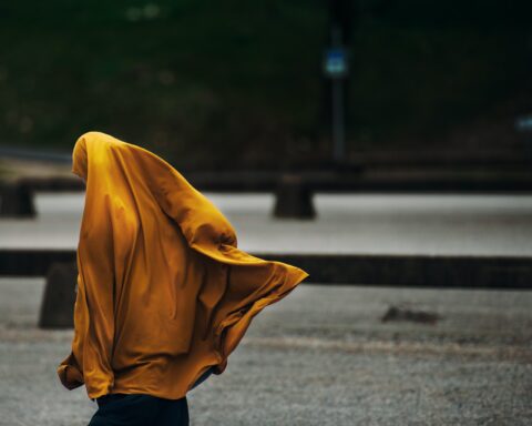 कविता : उस औरत की बगल में लेटकर