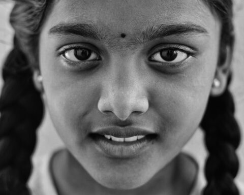 कविता : बड़ी हो रही है लड़की