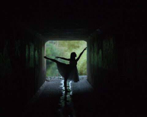 नाचती हुई स्त्री