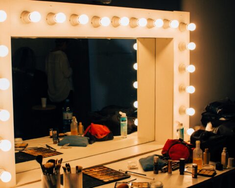 मेकअप रूम में कवि